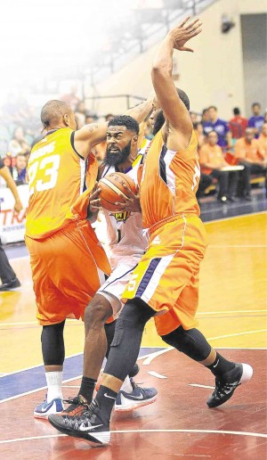 TROPANG TNT rookie Moala Tautuaa gets hemmed in by the double team of Meralco’s Kelly Nabong (left) and Arinze Onuaku. AUGUST DELA CRUZ