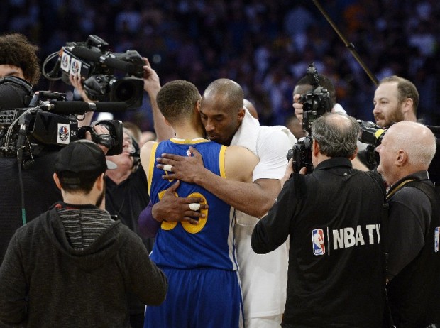 Kobe Bryant #24 of the Los Angeles Lakers hugs Stephen Curry #30 of the Golden State Warriors at the end of the basketball game at Staples Center March 6, 2016, in Los Angeles, California.  Kevork Djansezian/Getty Images/AFP