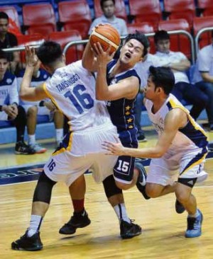 JOHN Tayongtong of Wangs gets jammed by the BDO-NU double team of Ralph Tansingco (left) and Adven Diputado. AUGUST DELA CRUZ