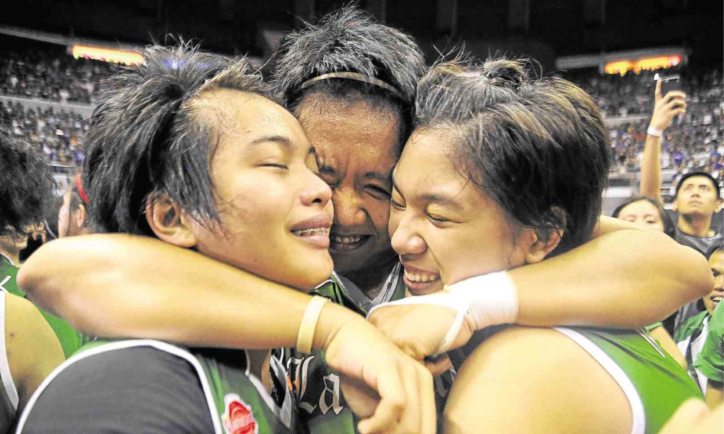 BIG ONE FOR BIG THREE Kim Fajardo (center) gives graduating teammates Ara Galang (left) and Mika Reyes a tight hug after the La Salle Lady Spikers foiled archrivals Ateneo Lady Eagles’ three-peat bid in the 78th UAAP volleyball tournament at the jampacked Smart Araneta Coliseum on Saturday. A total of 22,848 fans witnessed the Lady Spikers take home their ninth title.   AUGUST DELA CRUZ 