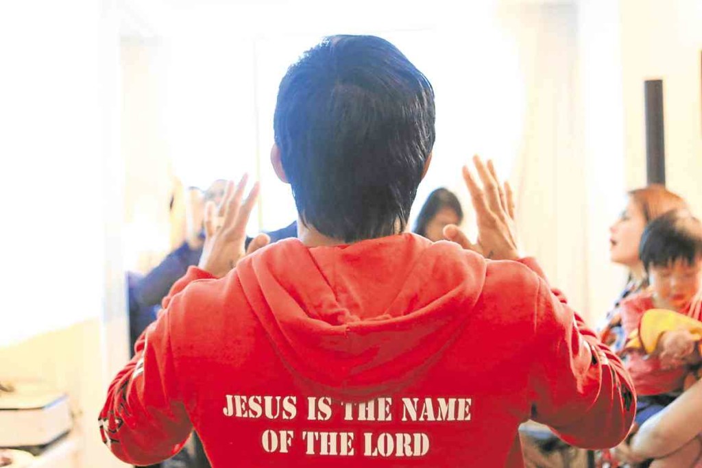 DIVINE GUIDANCE The name of Jesus on his back, Manny Pacquiao leads supporters in prayer during a Bible service inside his suite at Delano Hotel in Las Vegas two days before his megafight with American Timothy Bradley Jr. REM ZAMORA/CAFE PURO 