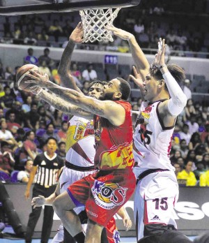 RAIN or Shine import Niles Henderson challenges the defense of San Miguel Beer’s Tyler Wilkerson and June Mar Fajardo in last night’s still unfinished Game 2 at Smart Araneta Coliseum. AUGUST DELA CRUZ