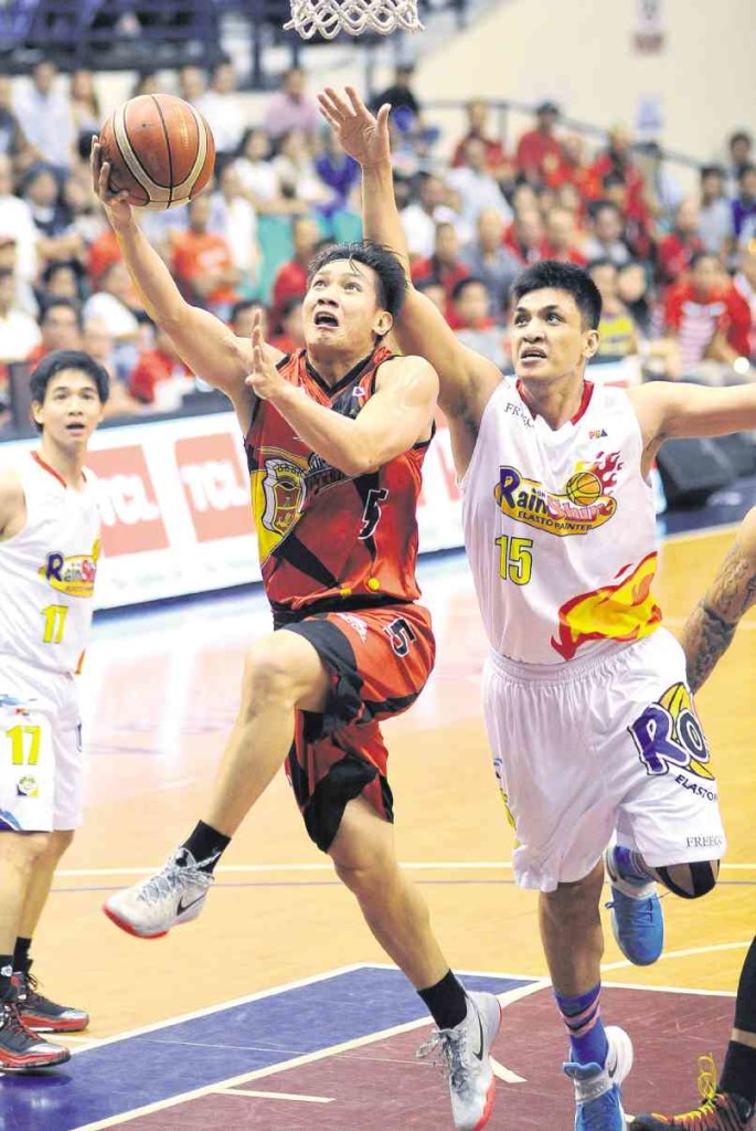 SAN MIGUEL’S Alex Cabagnot gets away from Jewel Ponferada of Rain or Shine for a layup. AUGUST DELA CRUZ