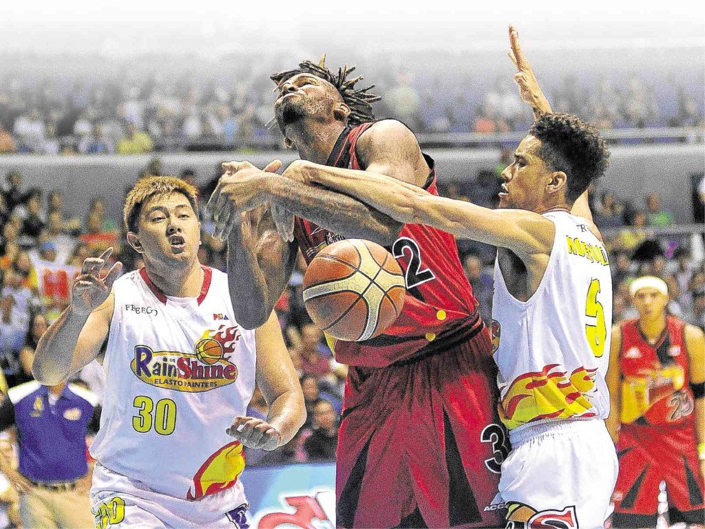 VERSATILE Rain or Shine guard Gabe Norwood (right) stops San Miguel Beer import Tyler Wilkerson from scoring an easy basket in the paint in last night’s semifinal encounter at Smart Araneta Coliseum. AUGUST DELA CRUZ
