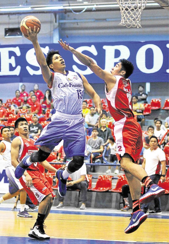 MAC BELO of Phoenix-FEU (right) elevates to stop a driving Joseph Manlangit of Cafe France in Thursday's game at Ynares Arena in Pasig. AUGUST DELA CRUZ