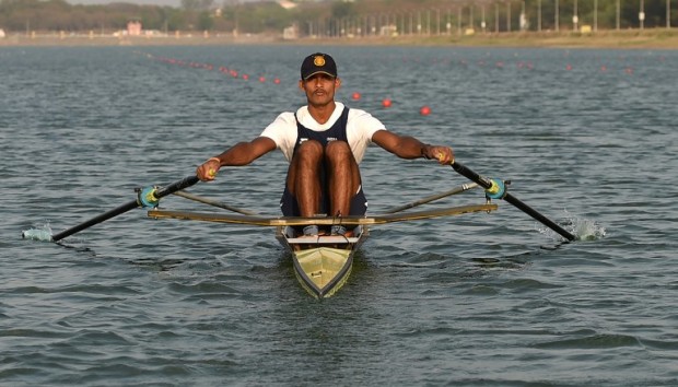 In this photograph taken on May 2, 2016, Indian rower Dattu Bhokanal takes part in a training session at the College of Military Engineering in Pune. Dattu Bhokanal, a rower from a drought-stricken village in dusty western India where residents don't have enough to drink has achieved an improbable feat -- he's qualified for the summer Olympics in Rio.  / AFP PHOTO / INDRANIL MUKHERJEE / 
