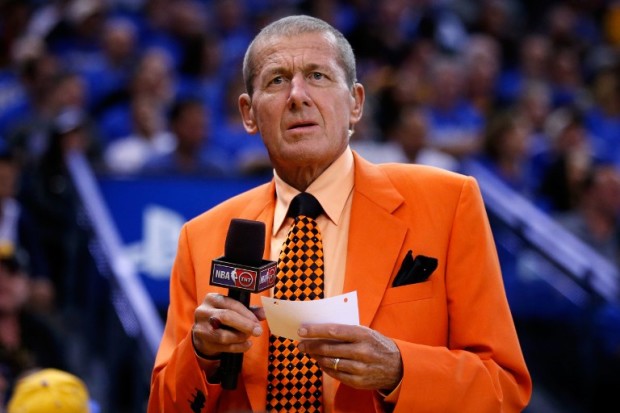 OAKLAND, CA - OCTOBER 27: TNT reporter Craig Sager is seen on the sidelines during the NBA season opener between the Golden State Warriors and the New Orleans Pelicans at ORACLE Arena on October 27, 2015 in Oakland, California. NOTE TO USER: User expressly acknowledges and agrees that, by downloading and or using this photograph, User is consenting to the terms and conditions of the Getty Images License Agreement.   Ezra Shaw/Getty Images/AFP
