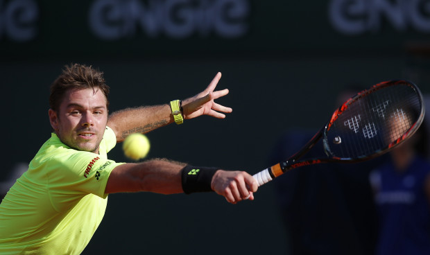 Defending champion Switzerland's Stan Wawrinka returns the ball to France's Jeremy Chardy during their third round match of the French Open tennis tournament at the Roland Garros stadium, Friday, May 27, 2016 in Paris.  (AP Photo/Michel Euler)