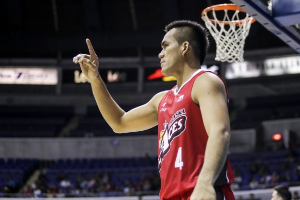 Vic Manuel still sidelined for Alaska Aces. Photo by Tristan Tamayo/INQUIRER.net