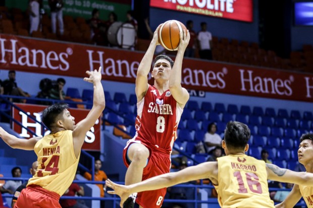 Robert Bolick drives to the hoop against Mapua defenders. Photo by Tristan Tamayo/INQUIRER.net