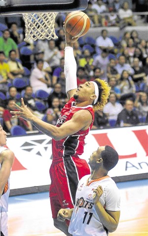 ALASKA sparkplug Calvin Abueva scores unmolested off Meralco’s Cris Newsome and Cliff Hodge (partly hidden) in last night Game 4 of their semifinal series won by the Bolts at Smart Araneta Coliseum. AUGUST DELA CRUZ