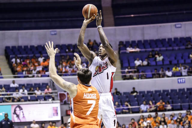Alaska import Rob Dozier shoots a jumper over Meralco's Cliff Hodge during their game in the 2016 PBA Commissioner's Cup semifinals. Tristan Tamayo/INQUIRER.net