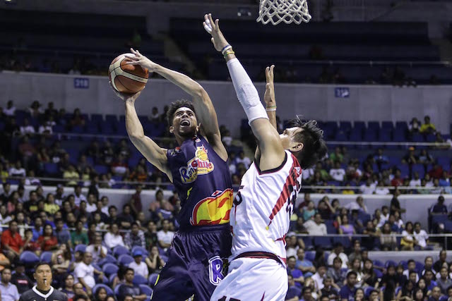 Rain or Shine swingman Gabe Norwood challenges the defense of San Miguel Beer's June Mar Fajardo during Game 4 of their semifinals series Sunday, May 1, 2016, at Smart Araneta Coliseum. Tristan Tamayo/INQUIRER.net