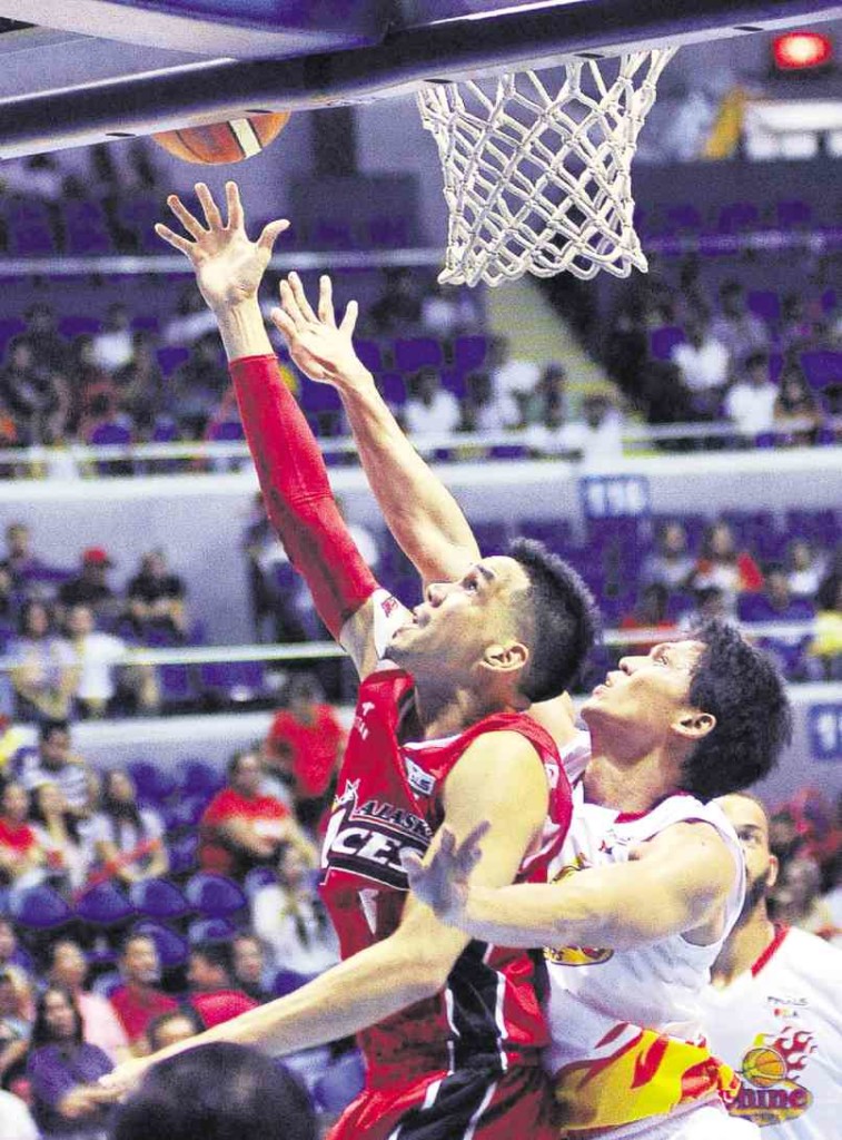 CYRUS Baguio of Alaska goes for a reverse against the defense of Rain or Shine’s Jireh Ibañes in Game Three of the PBA Commissioner’s Cup Finals. AUGUST DELA CRUZ 