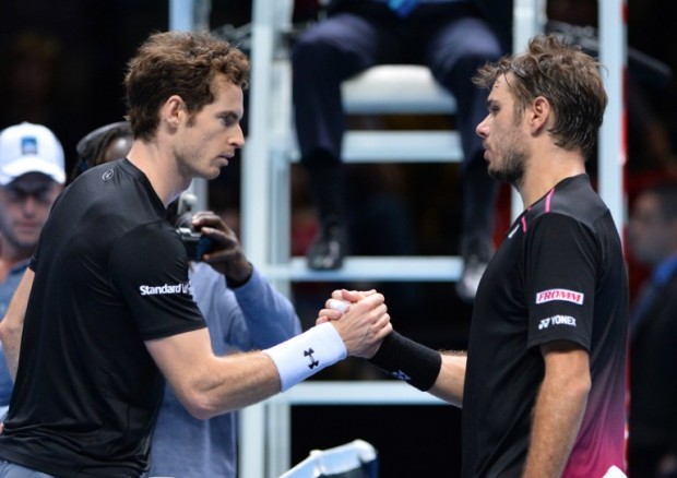 Britain's Andy Murray (L) shakes hands with Switzerland's Stan Wawrinka. AFP PHOTO / GLYN KIRK / AFP PHOTO / GLYN KIRK