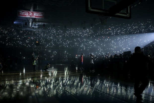 The crowd lights up Araneta Coliseum for Kobe Bryant during the basketball legend's Mamba Mentality Tour in Manila. Tristan Tamayo/INQUIRER.net