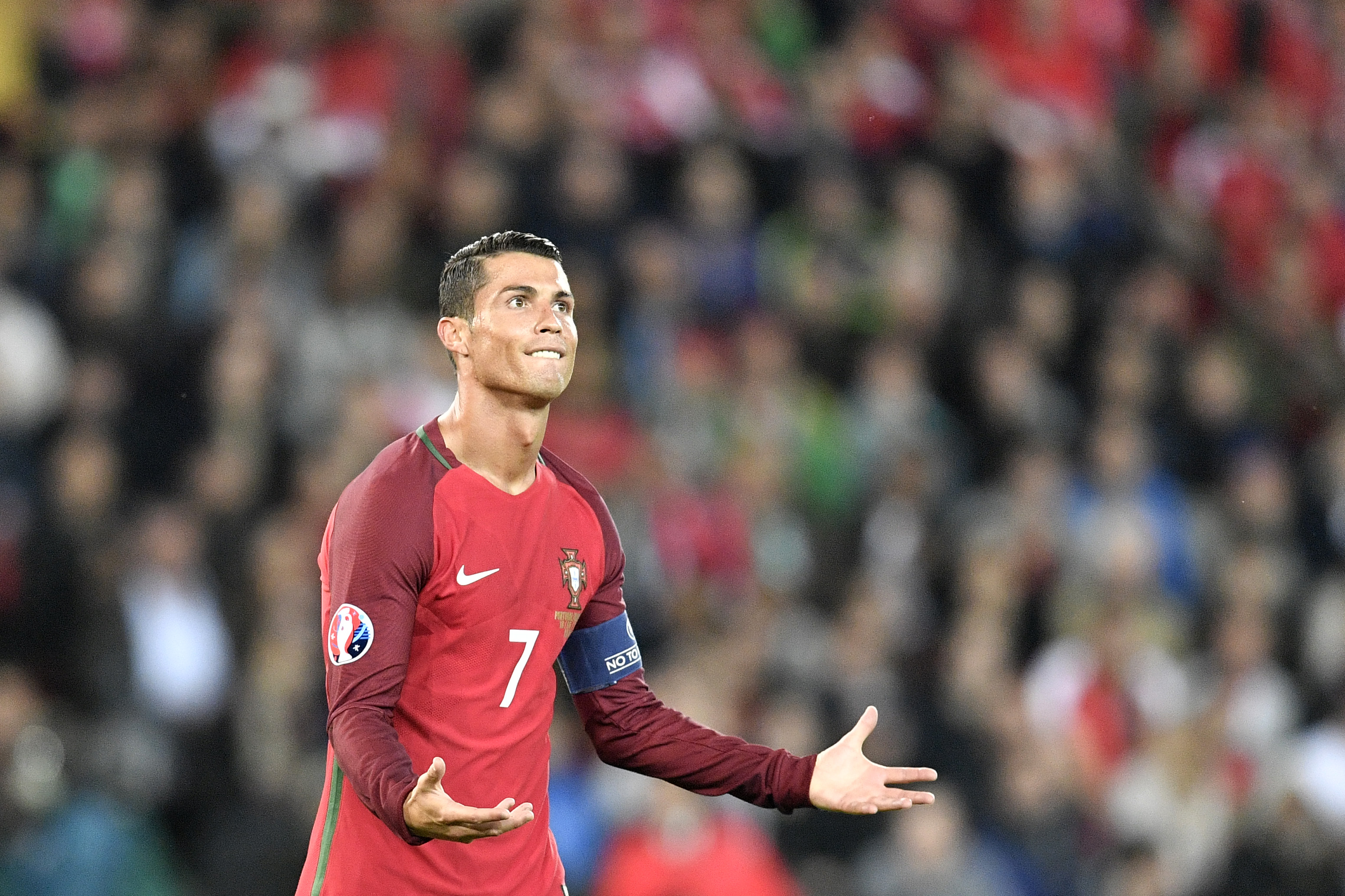 Unhappy Ronaldo Throws Reporter's Microphone Away | Inquirer Sports