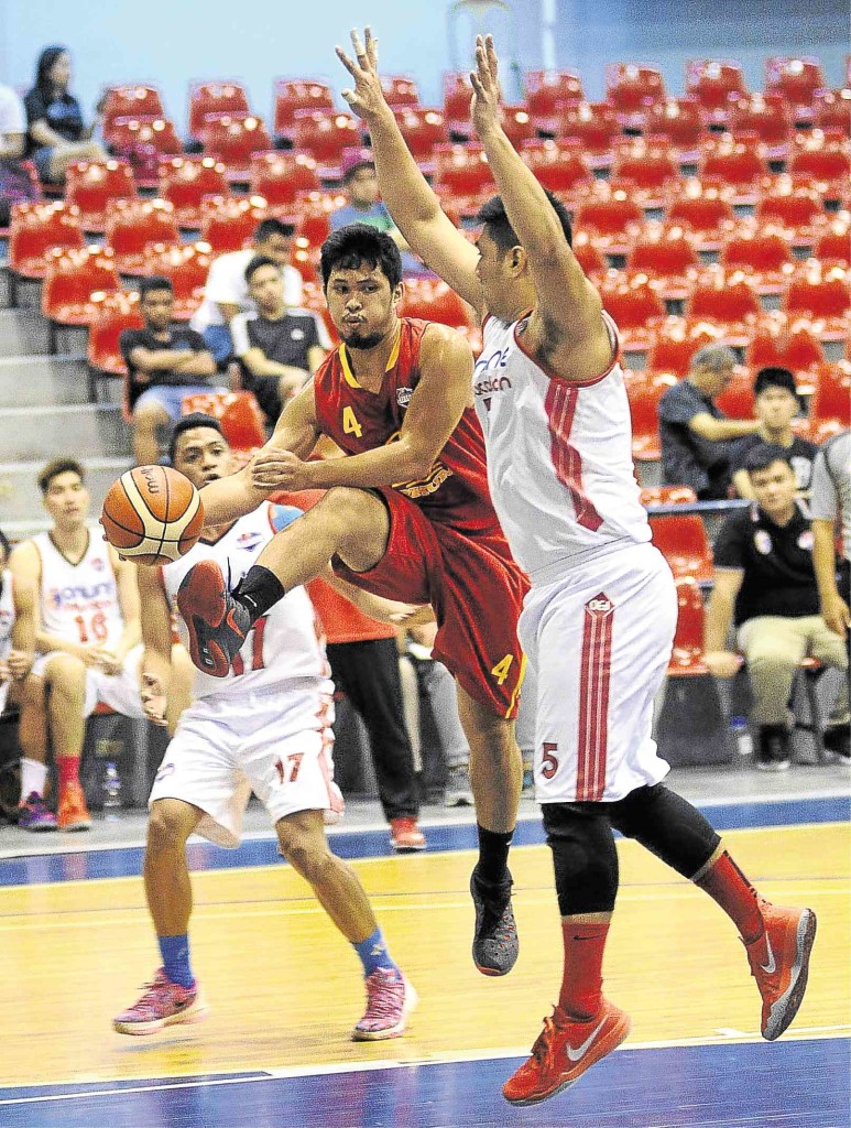 TANDUAY guard Gelo Alolino aborts a drive to make a pass off Jeff Montemayor of AMA in yesterday’s game at Ynares Sports Arena. AUGUST DELA CRUZ