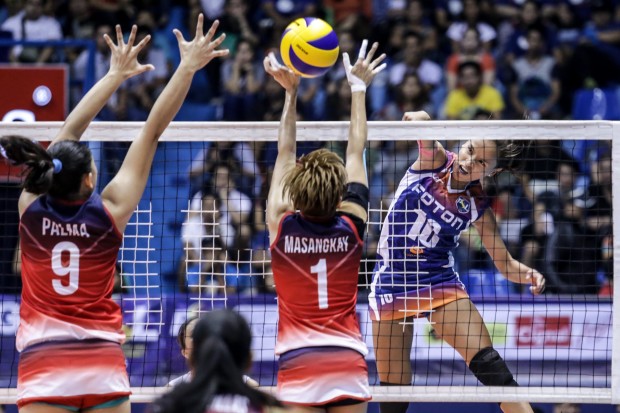 Foton's Cherry Rondina vs two defenders. Photo by Tristan Tamayo/INQUIRER.net