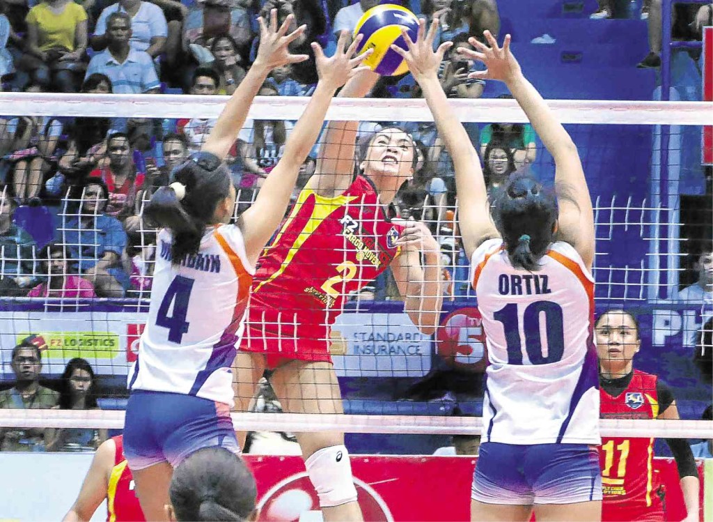 F2 LOGISTICS star Aby Maraño hammers it against Foton’s Patty Orendain in yesterday’s match at Filoil Flying V Centre. AUGUST DELACRUZ