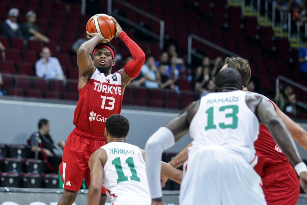 Ali Muhammed, Turkey's naturalized point guard, puts up a shot against Sengalese defenders. Photo by Tristan Tamayo/INQUIRER.net 