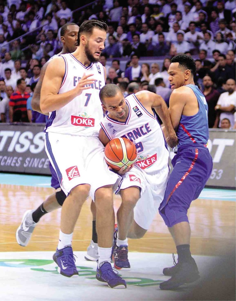 FRENCH star Tony Parker squeezes in between Gilas Pilipinas’ Jason Castro and teammate Joffrey Lauvergne for a drive in last night’s game at MoA Arena. AUGUST DELA CRUZ