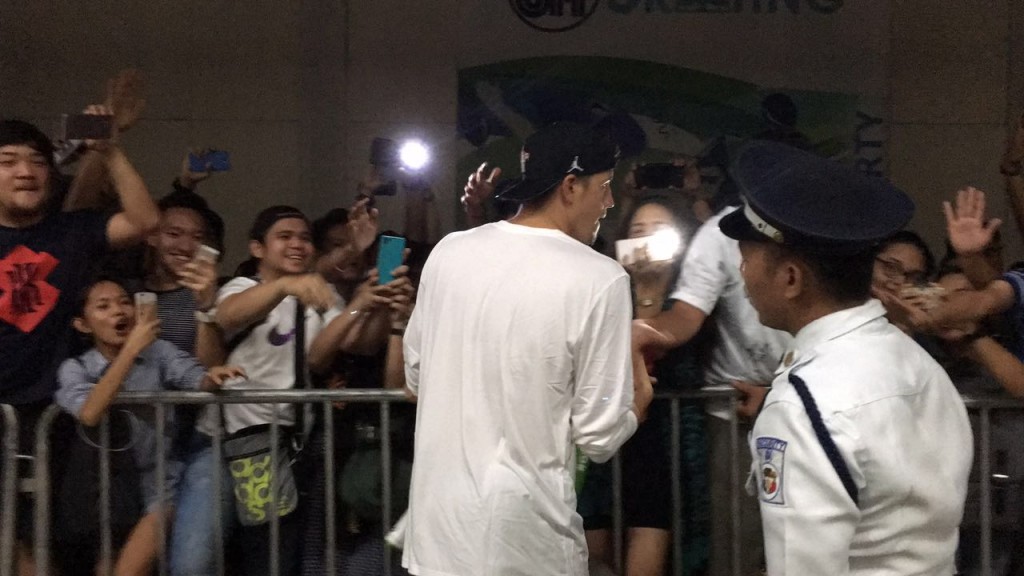 Marc Pingris entertains fans outside the Mall of Asia Arena. Photo by Mark Giongco