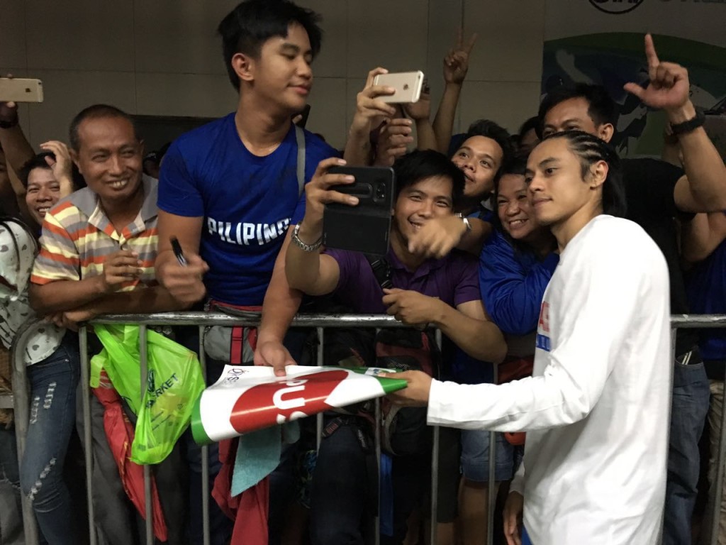Terrence Romeo poses for photos with fans. Photo by Mark Giongco
