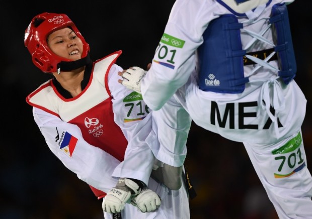Philippines' Kirstie Elaine Alora (L) competes against Mexico's Maria del Rosario Espinoza Espinoza during their women’s taekwondo qualifying bout in the +67kg category as part of the Rio 2016 Olympic Games, on August 20, 2016, at the Carioca Arena 3, in Rio de Janeiro. / AFP PHOTO / Kirill KUDRYAVTSEV