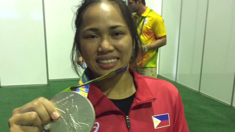 SILVER IN RIO: Weightlifter Hidilyn Diaz shows off her silver medal in the 2016 Rio Olympics, ending the Philippines’ 20-year medal drought. (Photo by TED S. MELENDRES/INQUIRER)