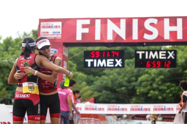 Borlain sisters hug it out at the finish line of Alaska IronKids in Cebu. Photo by Tristan Tamayo/INQUIRER.net