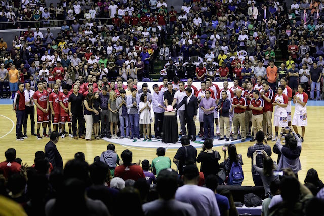 The PBA rang the final buzzer before Barangay Ginebra and Rain or Shine's game on Sunday as a tribute to legendary coach Baby Dalupan. Tristan Tamayo/INQUIRER.net