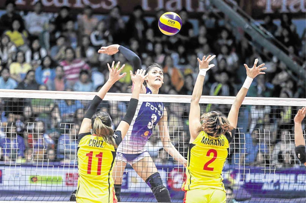 SLOWED down in the first set, Foton’s Jaja Santiago rises head and shoulders above the defense of Cha Cruz, Aby Maraño and the rest of F2 Logistics. TRISTAN TAMAYO/INQUIRER.NET