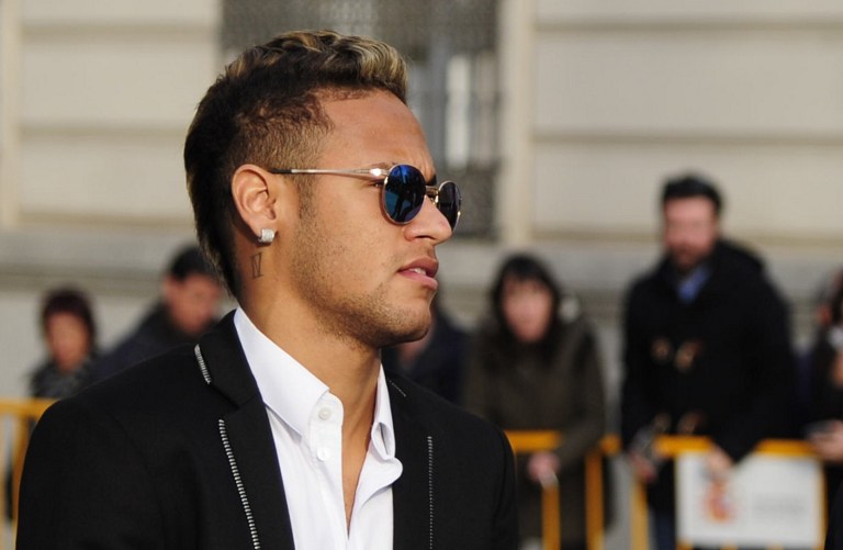 Barcelona's Brazilian forward Neymar (L) arrives to Spain's national court in Madrid on February 2, 2016. Barcelona star Neymar is called to give evidence this week a murky case over the deal which brought the Brazilian to the Catalan giants from Santos in 2013. / AFP PHOTO / CURTO DE LA TORRE