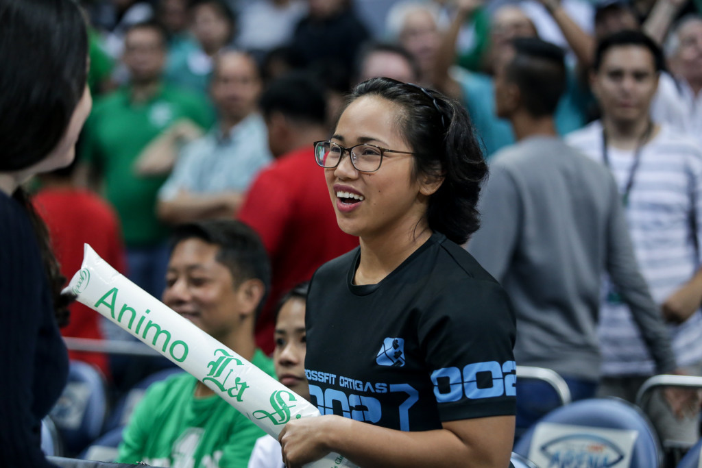 Hidilyn Diaz at courtside during the UST-La Salle match in the UAAP Season 79 first round. Photo by Tristan Tamayo/INQUIRER.net