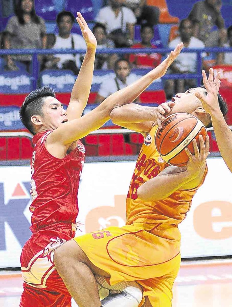 MAPUA spitfire CJ Isit takes it hard to the basket off San Beda’s Ranbill Tongco in yesterday’s game at Filoil Flying V Centre. AUGUST DELA CRUZ