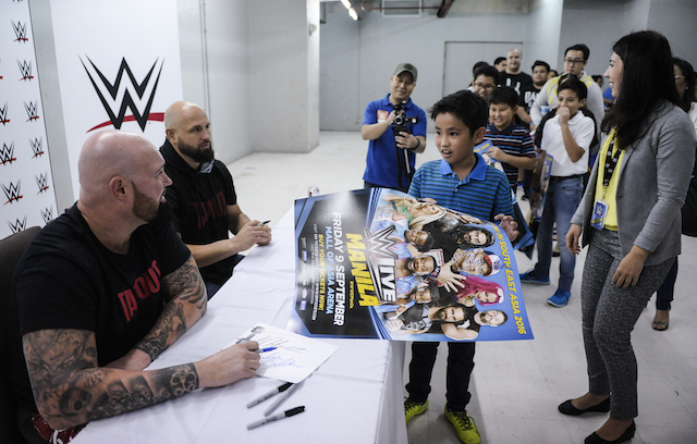 WWE fans get up close and personal with their favorite WWE superstars during a meet-and-greet. Sherwin Vardeleon/INQUIRER