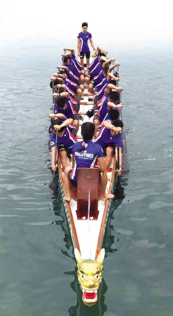 The national senior mixed 20-man team gets ready for a practice run in the Manggahan Floodway in Taytay, Rizal. Below, the victorious Philippine squad celebrates on the dock ofMoscow’s Krylatskoe Olympic Racing Course. 