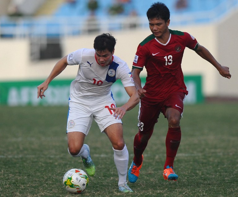 Philippines' Younghusband (L) fights for the ball with Indonesia's Achmad Jufriyanto during  an AFF Suzuki 2014 Cup match  at Hanoi's My Dinh stadium on November 25, 2014. Philippines led 1-0 after the first half. AFP PHOTO/HOANG DINH Nam / AFP PHOTO / HOANG DINH NAM
