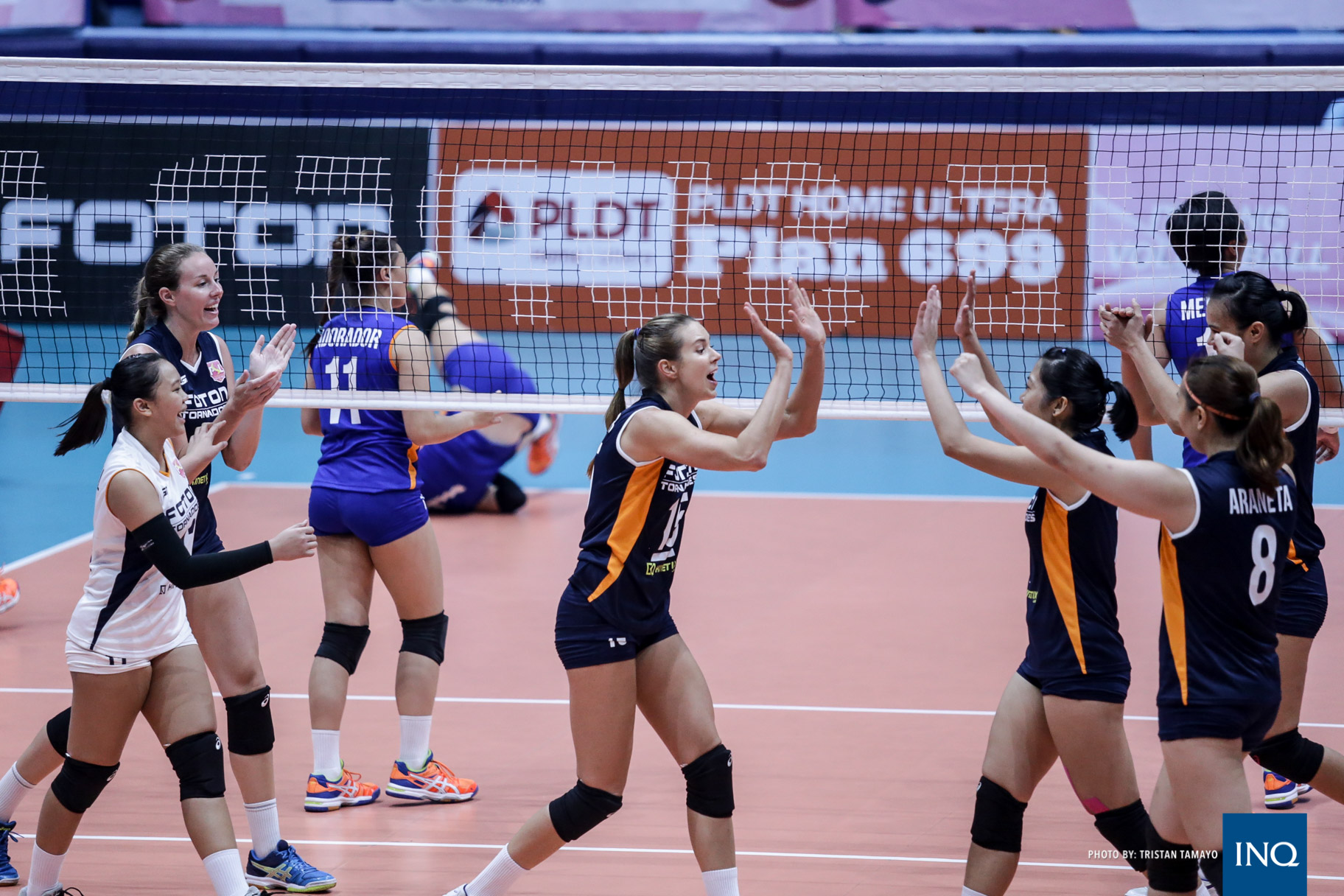Foton Tornadoes celebrate a point. Photo by Tristan Tamayo/INQUIRER.net