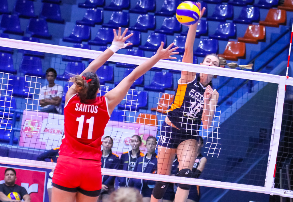Lindsay Stalzer of Foton over Shawna Lee Santos of Cignal. CONTRIBUTED PHOTO