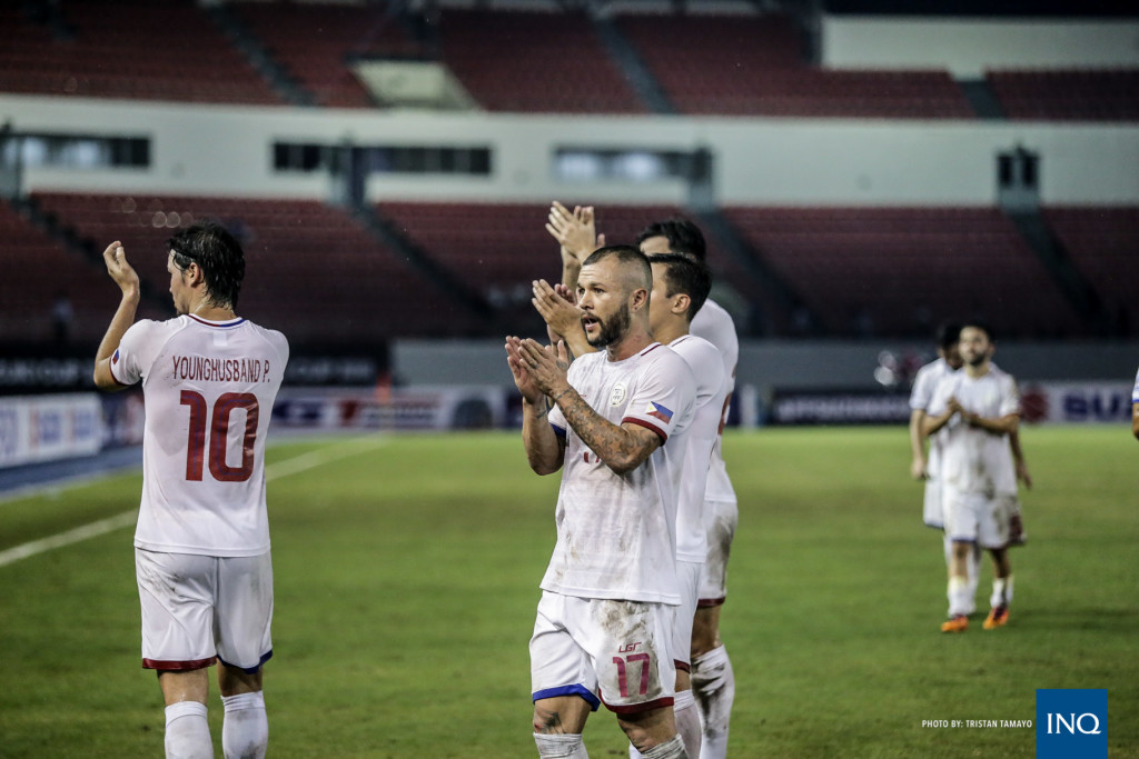 Philippine Azkals take a bow after their 0-1 loss to Thailand in the AFF Suzuki Cup. Photo by Tristan Tamayo/INQUIRER.net