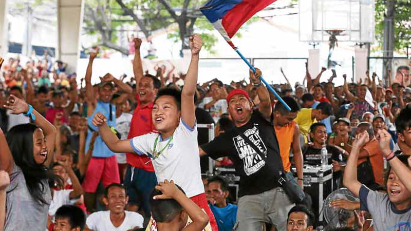 YOUNG FANS Young residents of Barangay Gasak inManila’s Tondo district whoop it up after their boxing idol, Manny Pacquiao, won against Jessie Vargas by a unanimous decision in Las Vegas. —MARIANNE BERMUDEZ