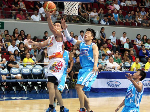 James Yap vs Jeff Chan. Photo by Tristan Tamayo/INQUIRER.net