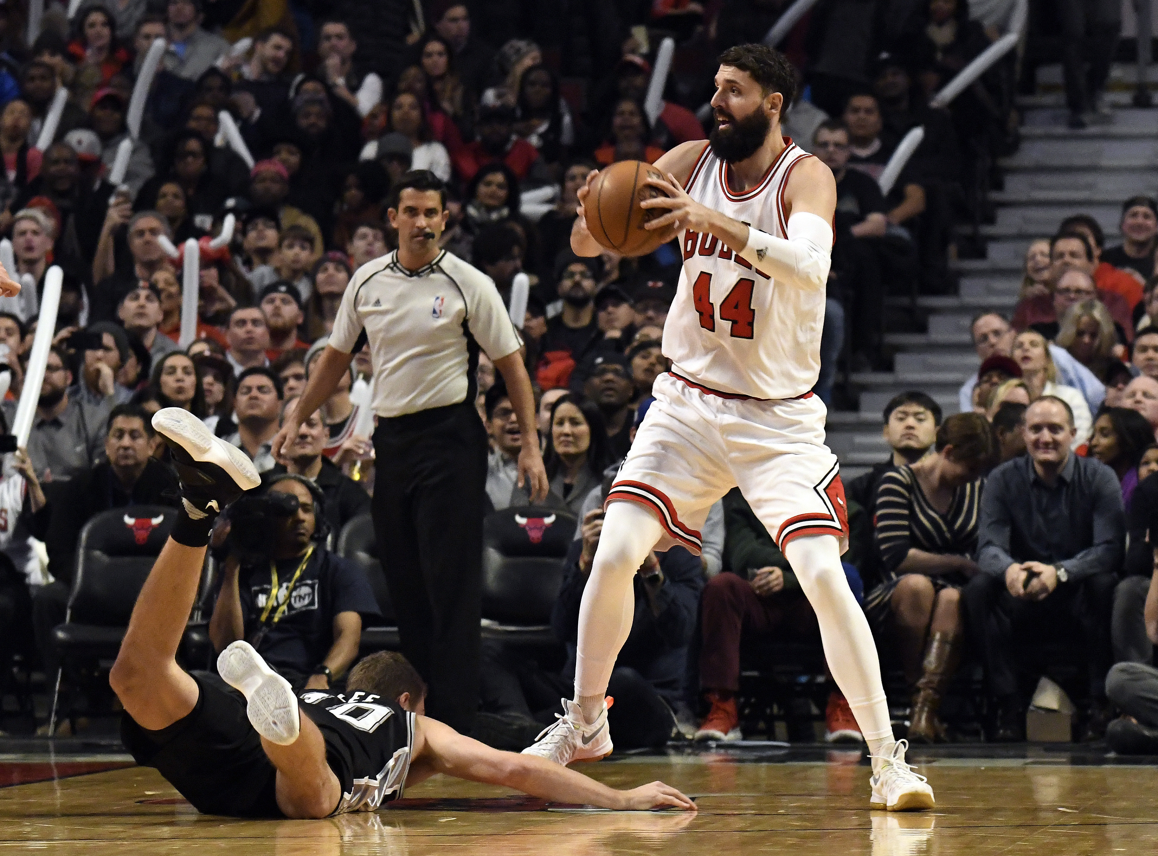 Chicago Bulls forward Nikola Mirotic (44) grabs a loose ball in front of San Antonio Spurs forward David Lee (10) during the first quarter of an NBA basketball game in Chicago, Thursday, Dec. 8, 2016. AP