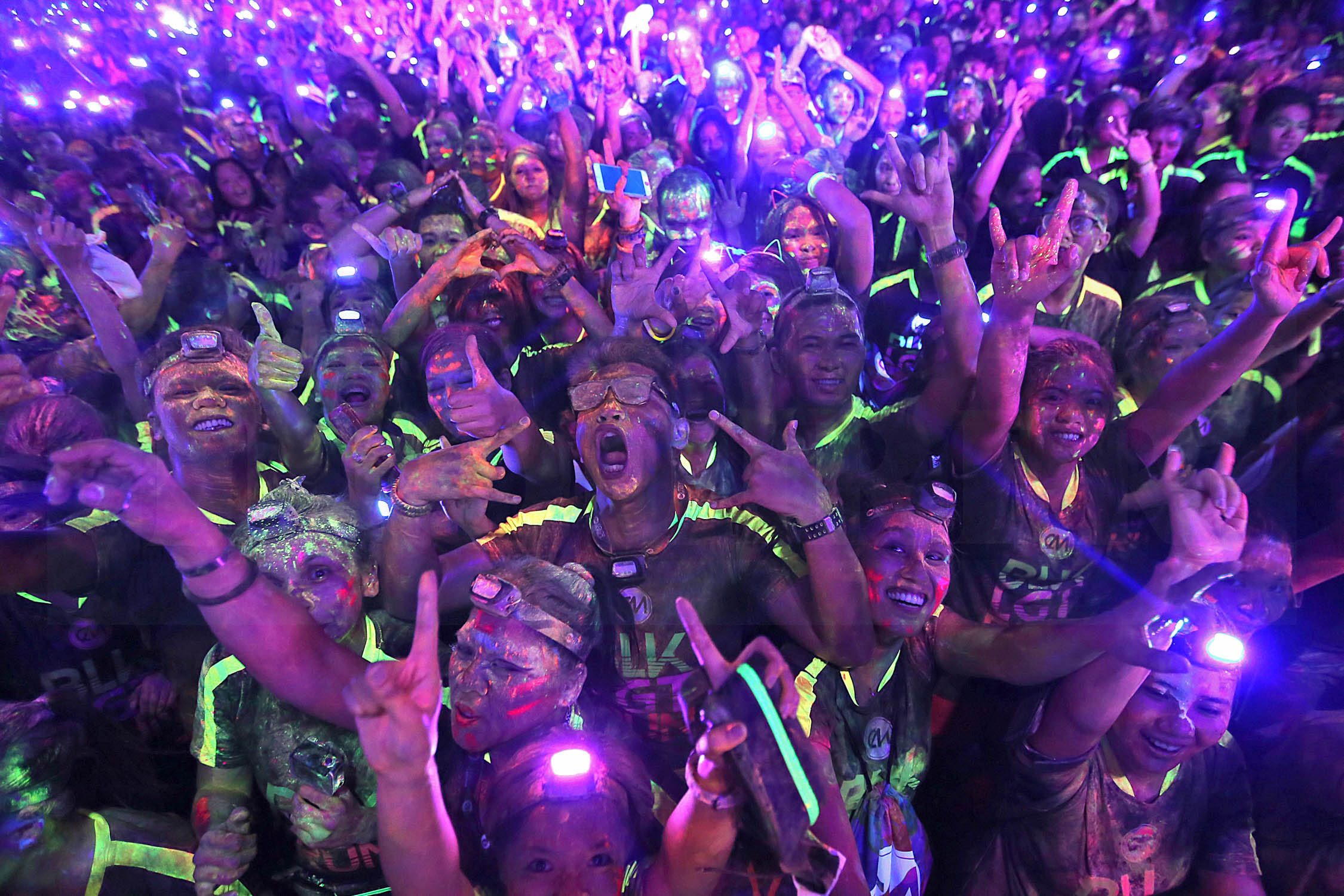 FILE - LAST DAYS OF SUMMER. Participants of the Color Manila Blacklight Run rave to the beat of the music after the run held at Filinvest Alabang, Muntinlupa. INQUIRER PHOTO/RAFFY LERMA