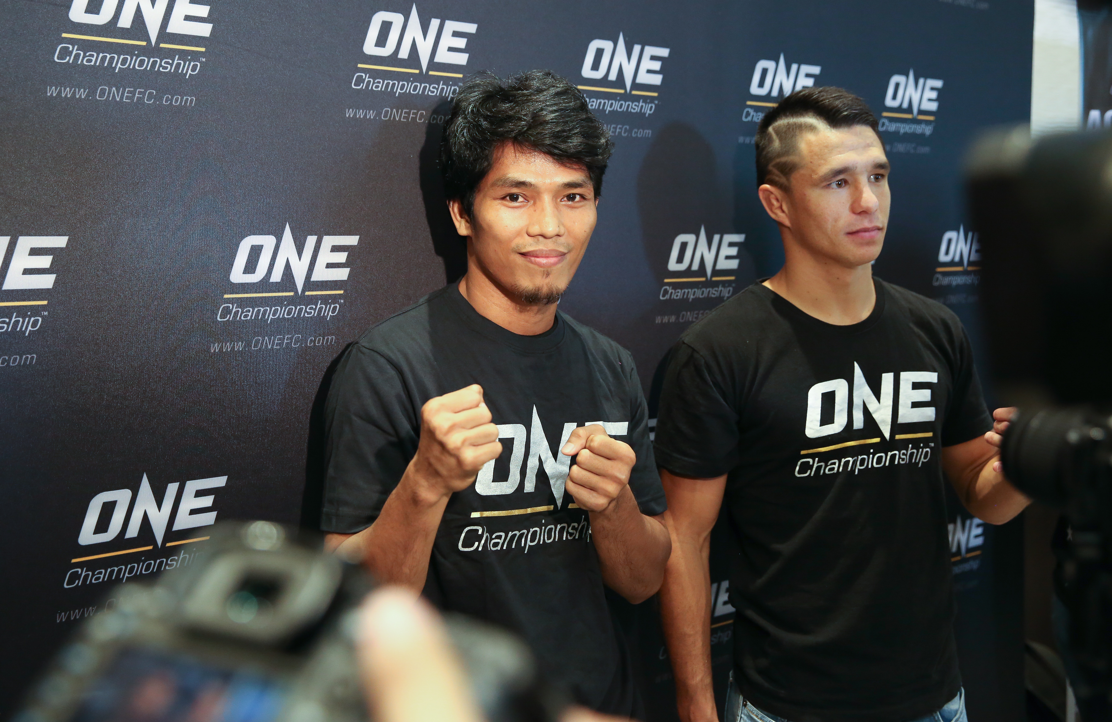 Eugene Toquero, left, strikes a pose with Reece McLaren during a press conference at Vikings Mall of Asia.