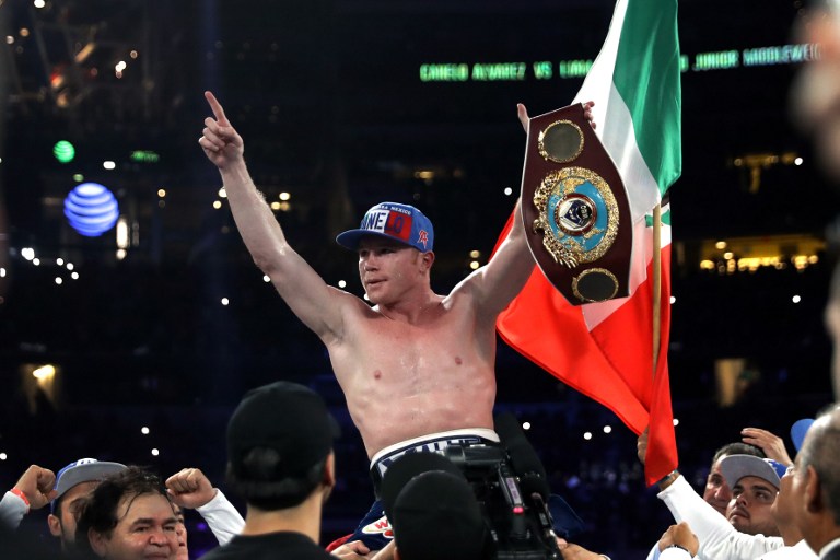 ARLINGTON, TX - SEPTEMBER 17: Canelo Alvarez celebrates after knocking out Liam Smith during the WBO Junior Middleweight World fight at AT&T Stadium on September 17, 2016 in Arlington, Texas. Ronald Martinez/Getty Images/AFP