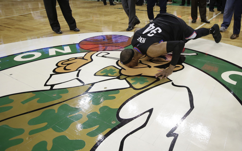 Los Angeles Clippers forward Paul Pierce (34) bends down to kiss the Boston Celtics logo following an NBA basketball game, Sunday, Feb. 5, 2017, in Boston. (AP Photo/Steven Senne)