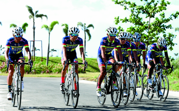 Team Philippine Navy/Standard Insurance cyclists do a practice ride before Thursday’s punishing Ronda Pilipinas stage. —EDWIN BACASMAS